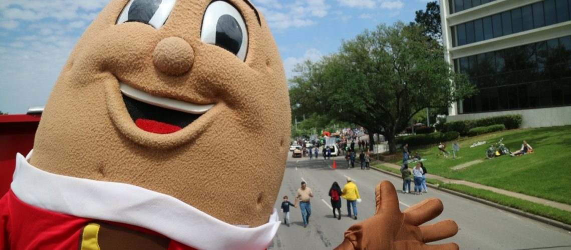 Spuddy Buddy waving to the crowd during the parade!